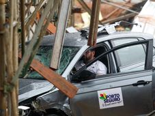 Imagem - Carro roda na pista, invade canteiro e causa engarrafamento na saída da BR-324