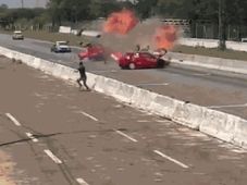 Imagem - Carros colidem em acidente assustador durante corrida no Paraguai; vídeo