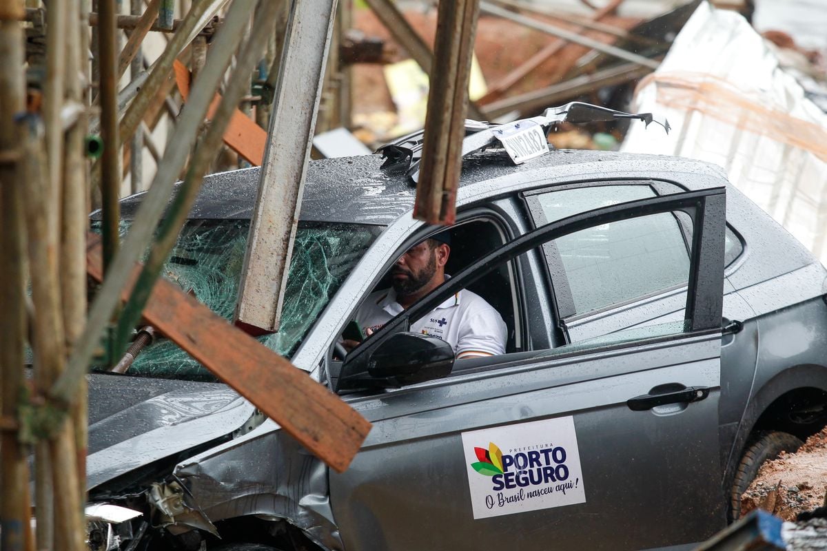 Carro caiu em canteiro na BR-324