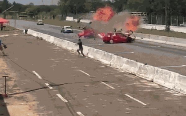 Carros se envolvem em forte batida durante corrida