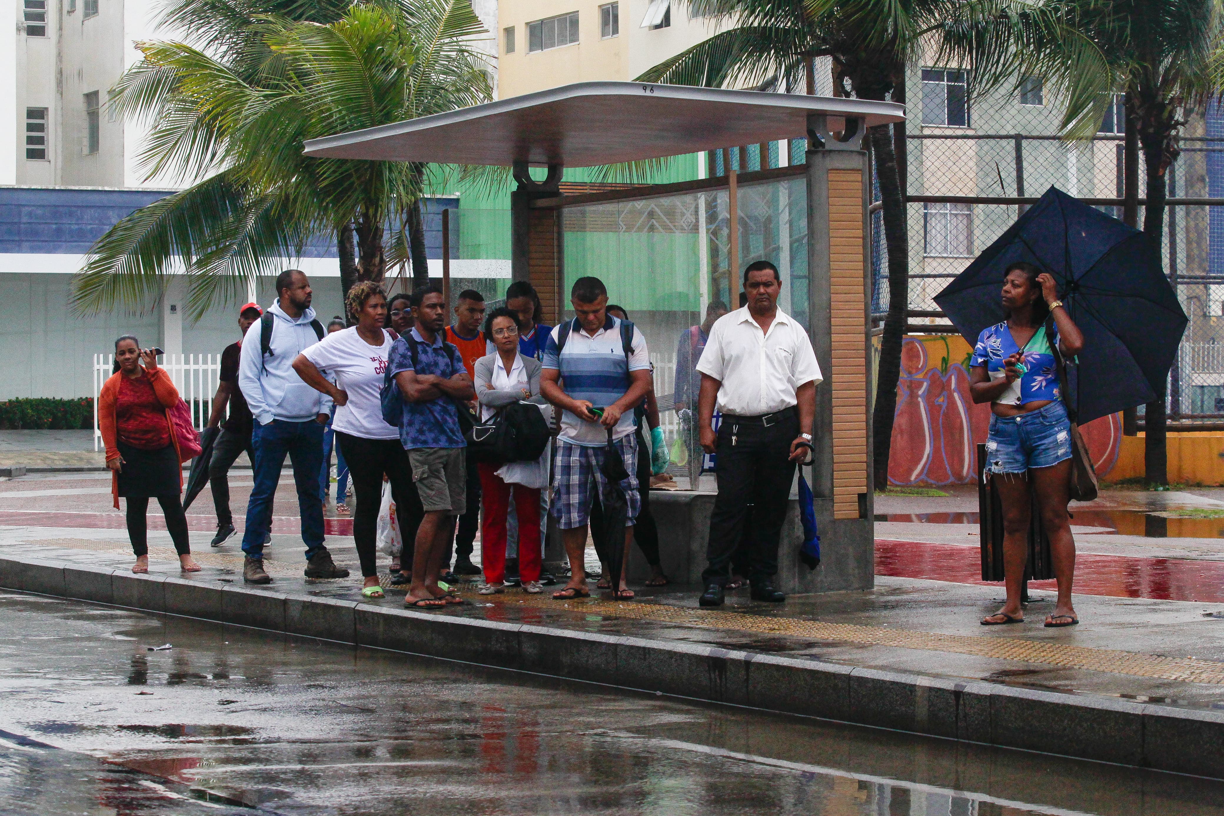 Chuvas seguem nesta terça (26) em Salvador  por Arisson Marinho / CORREIO 