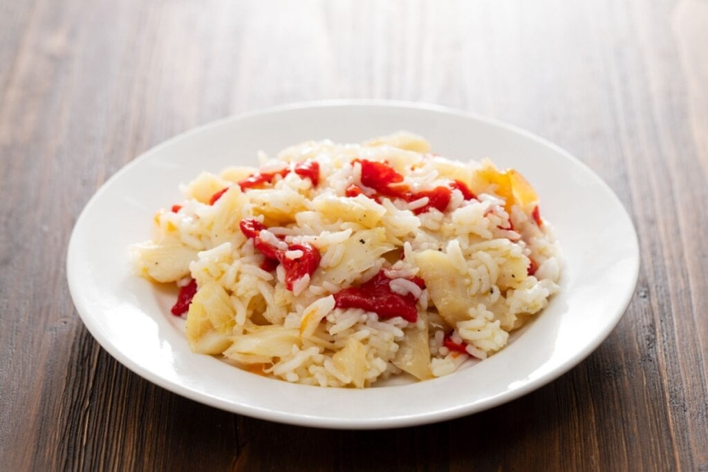 Arroz com bacalhau e pimentão vermelho (Imagem: Natalia Mylova | Shutterstock)