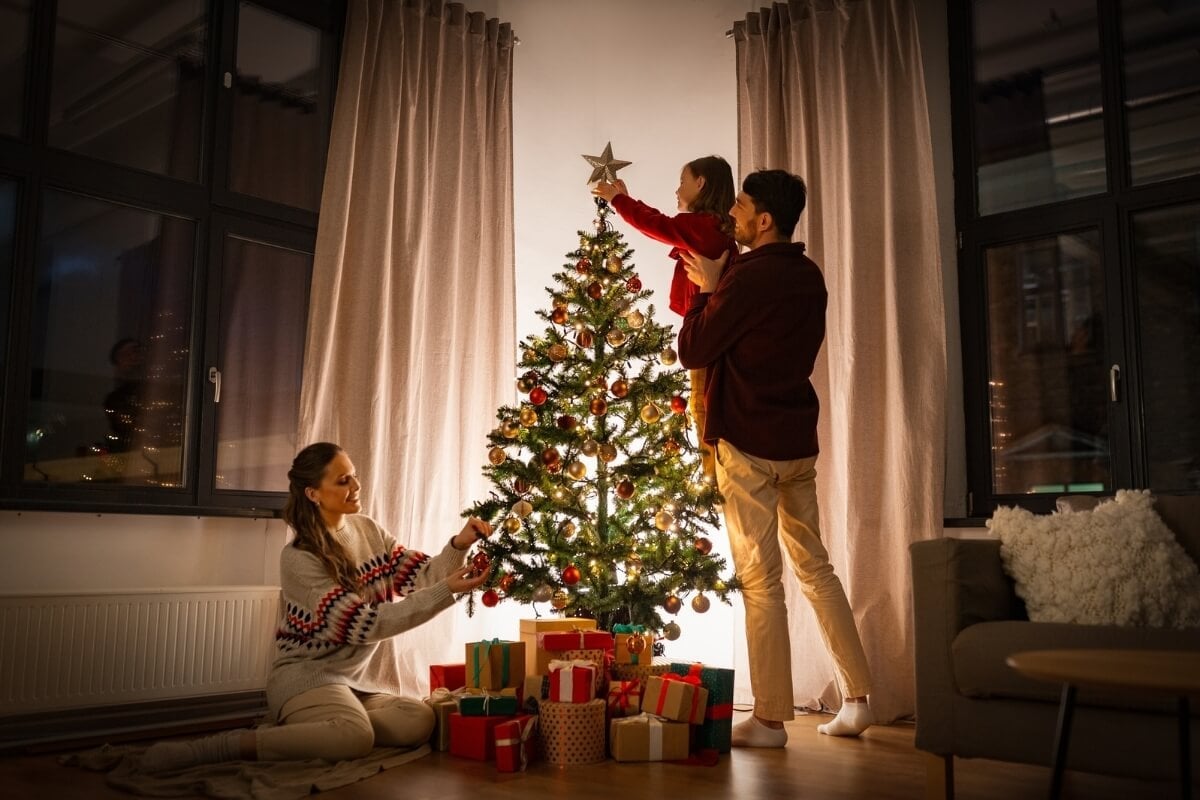 Assim como o Natal, a data para montar a árvore é repleta de simbolismo (Imagem: Syda Productions | Shutterstock) 