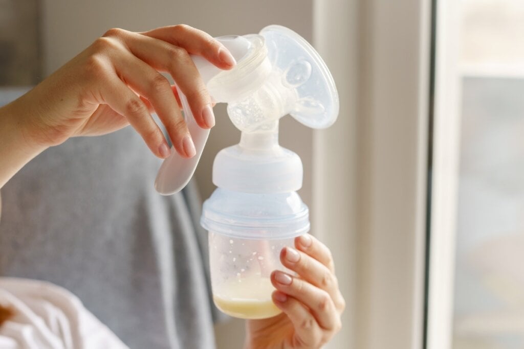 O leite materno previne infecções e doenças que são mais comuns e severas em bebês prematuros (Imagem: Miljan Zivkovic | Shutterstock) 