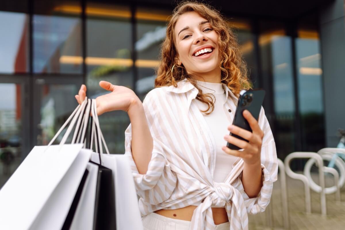 [Edicase]Período de descontos pode criar um ciclo de prazer momentâneo e gerar compras impulsivas (Imagem: maxbelchenko | Shutterstock)   por Imagem: maxbelchenko | Shutterstock