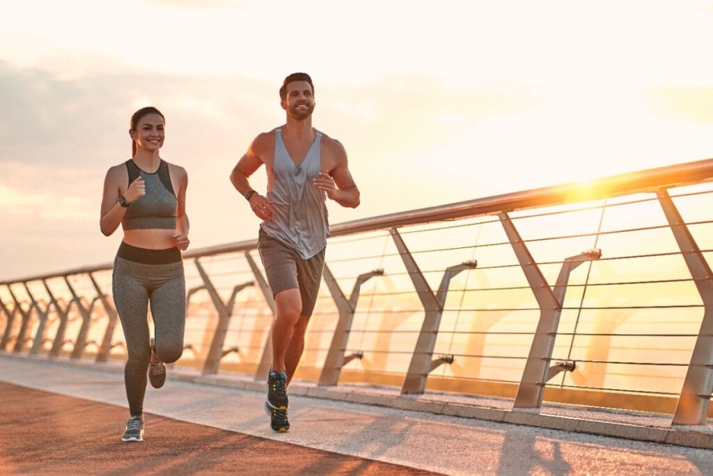 Praticar corrida de rua faz o corpo liberar substâncias que ajudam a aliviar o estresse e a ansiedade (Imagem: 4 PM production | Shutterstock)