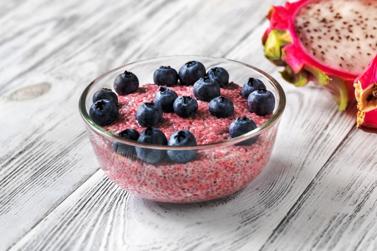 Pudim de chia com pitaya (Imagem: costioculescu | Shutterstock)