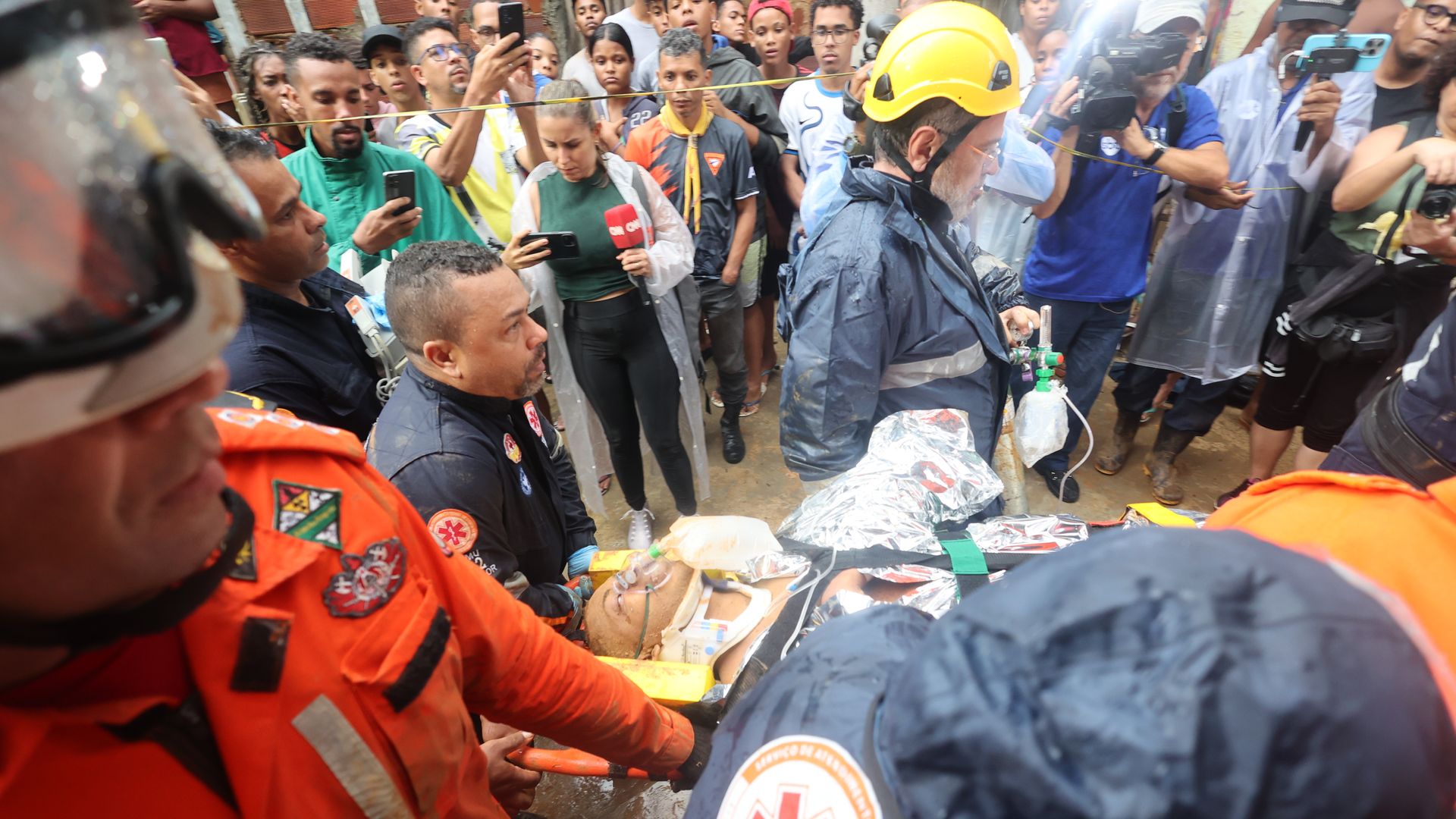 Imagem - Mini UTI: imóvel é cedido por moradores de Saramandaia para pronto-atendimento de soterrados