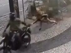 Imagem - Mulher é arrastada por motociclista em tentativa de assalto no Leblon, no Rio; veja vídeo