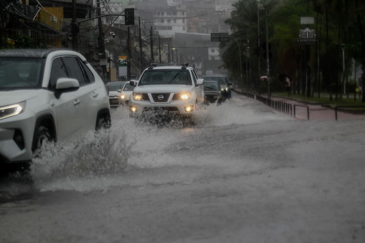 Alagamento no Dique do Tororó: dia vira noite