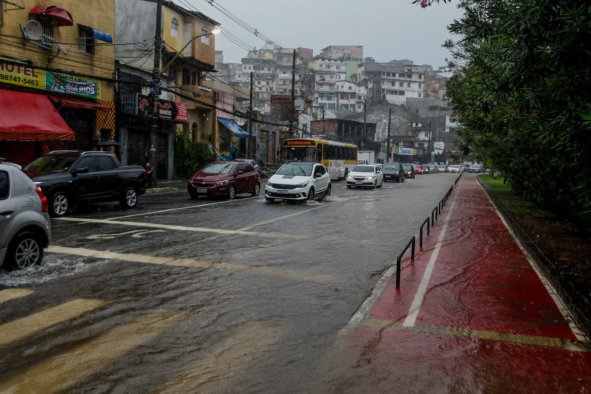 Alagamentos são registrados em toda cidade