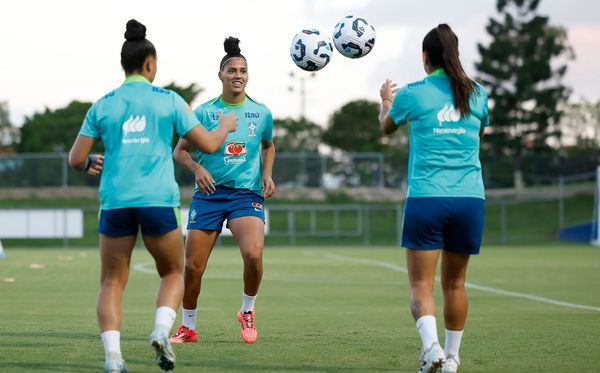 Amanda Gutierres em treino da Seleção Brasileira Feminina