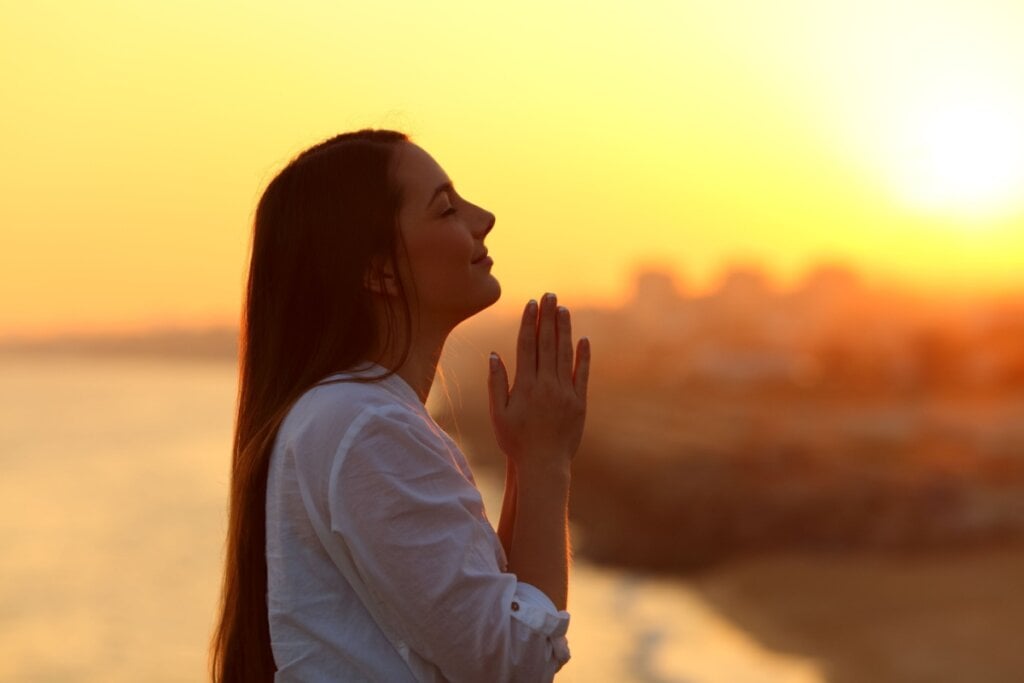 As orações à Nossa Senhora das Graças ajudam a fortalecer a fé  (Imagem: Antonio Guillem | Shutterstock)