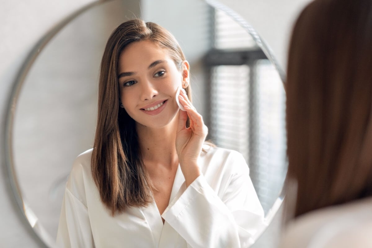 Cuidados diários com a pele proporcionam equilíbrio e favorecem a absorção dos cosméticos (Imagem: Prostock-studio | Shutterstock)