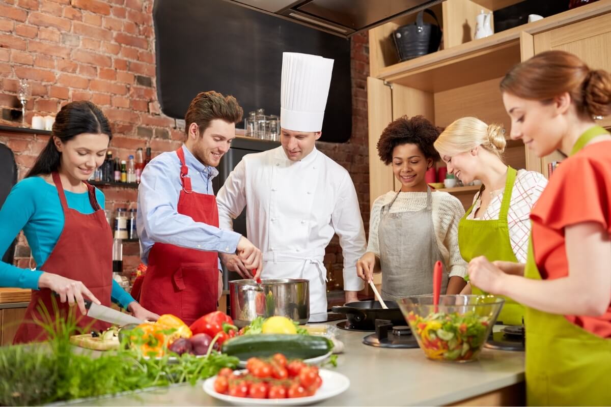 Os cursos de culinária são uma excelente alternativa para aprimorar as habilidades na cozinha e se destacar no mercado (Imagem: Ground Picture | Shutterstock)