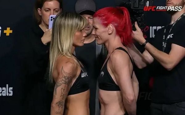 Luana Pinheiro (à esquerda) encara Gillian Robertson antes de luta