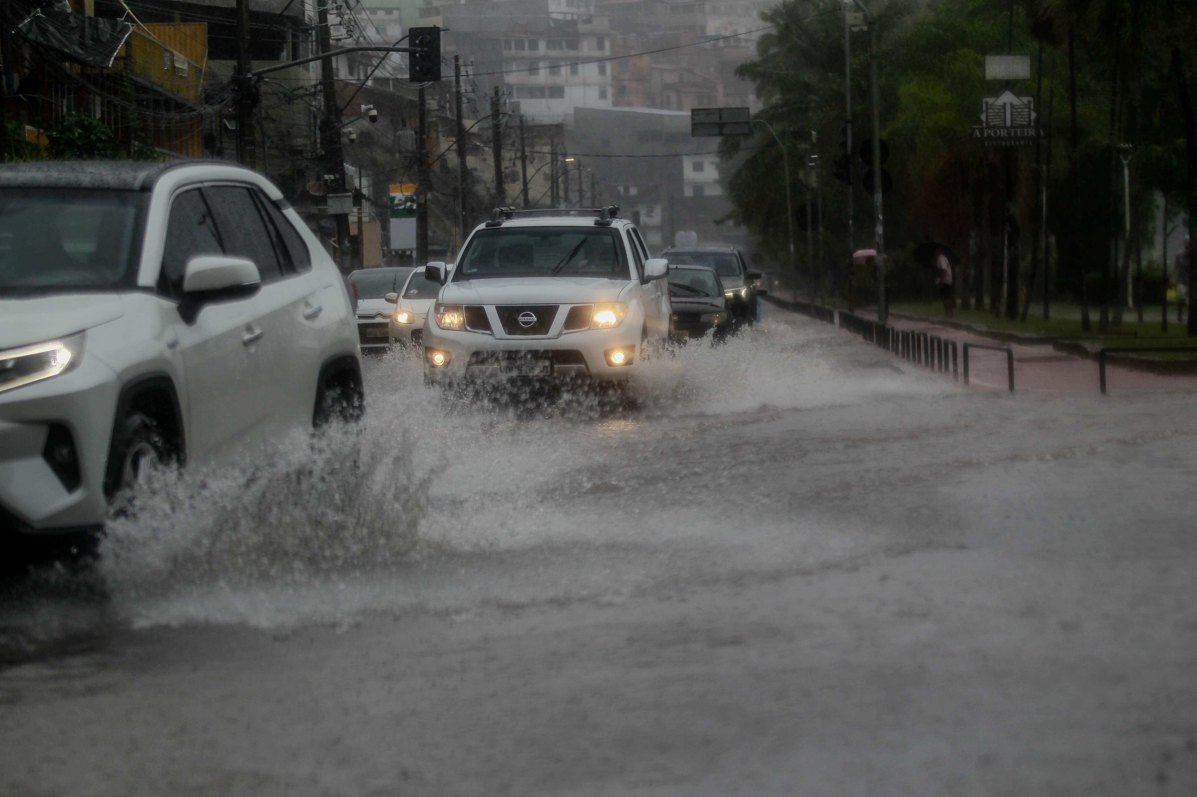 Salvador amanheceu sob chuva nesta quarta (27) por Arisson Marinho / CORREIO 