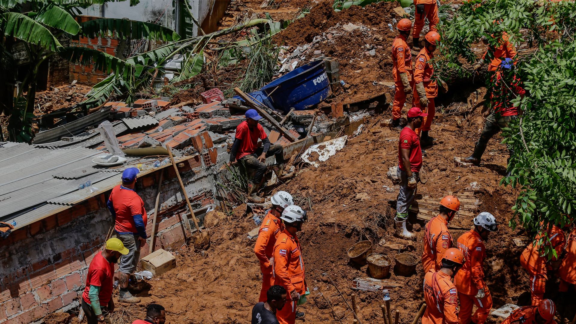 Imagem - 'Trabalhamos rápido’, diz comandante do Corpo de Bombeiros após localizar corpo de jovem soterrado