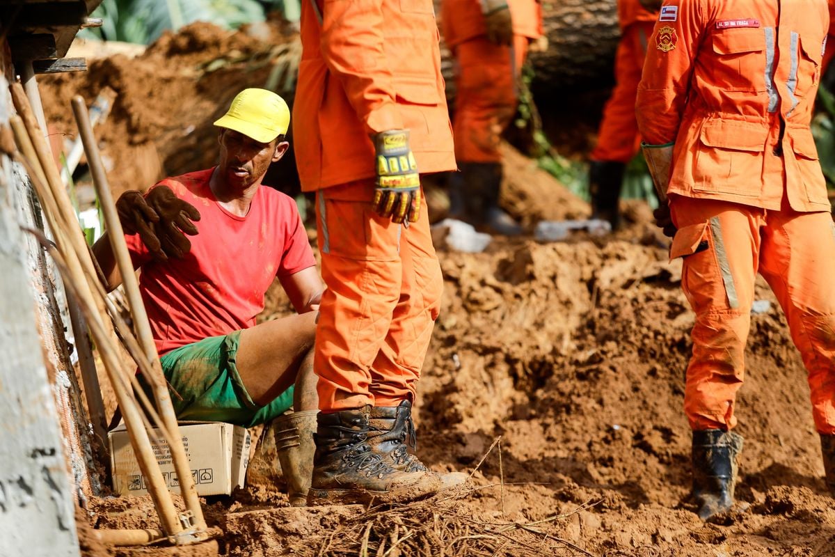 Trabalho é dificultado pela quantidade de lama no local