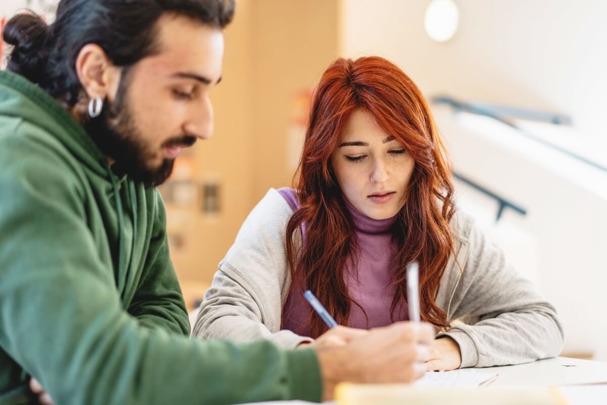 A preparação para a segunda fase da Fuvest é essencial para um bom desempenho (Imagem: Lomb | Shutterstock)