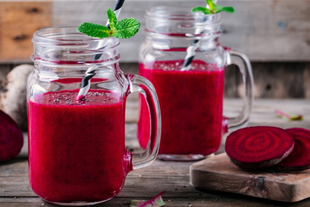 Suco de beterraba com chia (Imagem: nblx | Shutterstock)