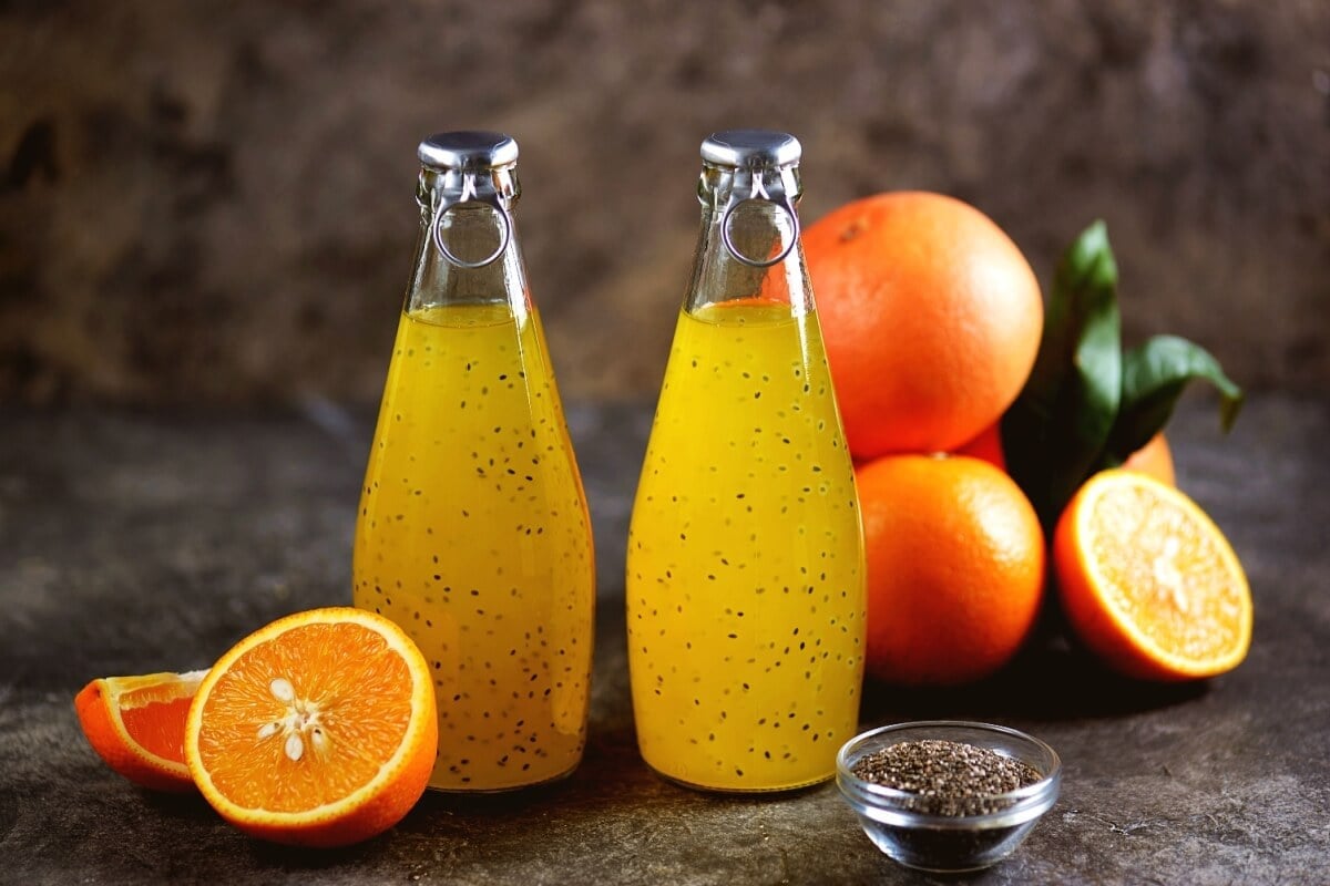 Suco de laranja com chia (Imagem: Chudo2307 | Shutterstock)