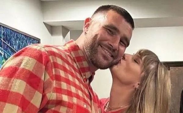 Travis Kelce, tight end do Kansas City Chiefs, e Taylor Swift