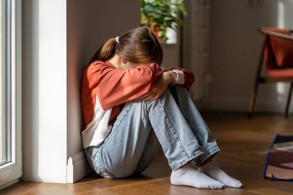 Adolescentes sentem que recebem pouco apoio emocional dos pais, diz estudo