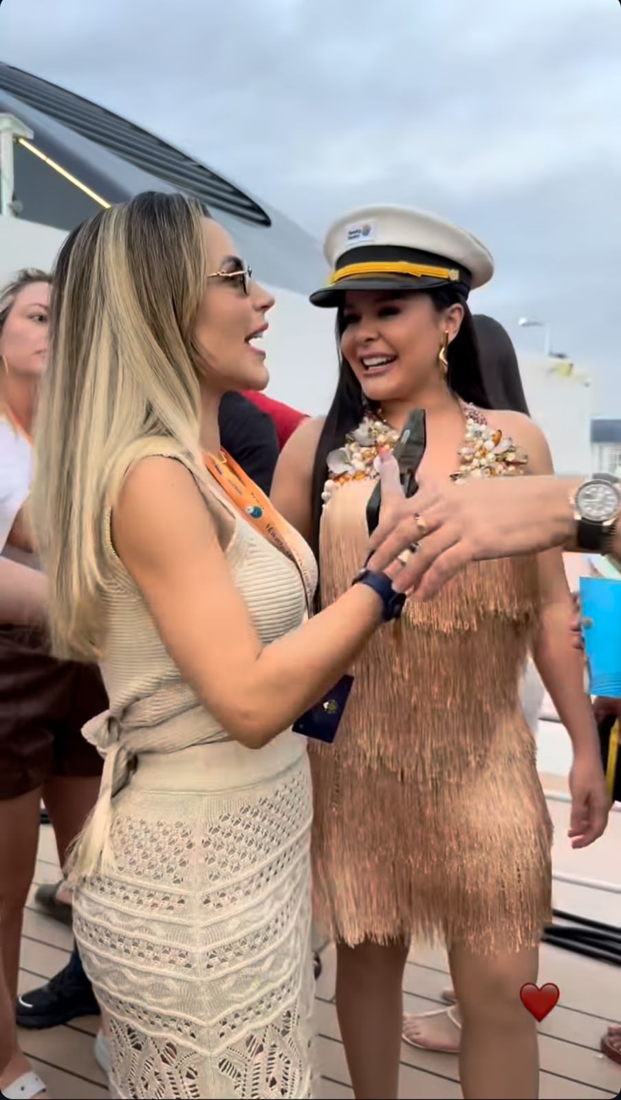 Deolane ao lado de Maraisa por Reprodução