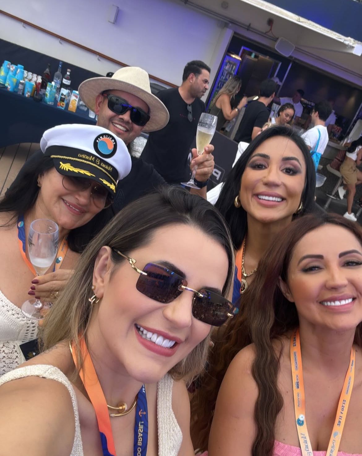 Deolane curte show ao lado de irmãs e da mãe por Reprodução