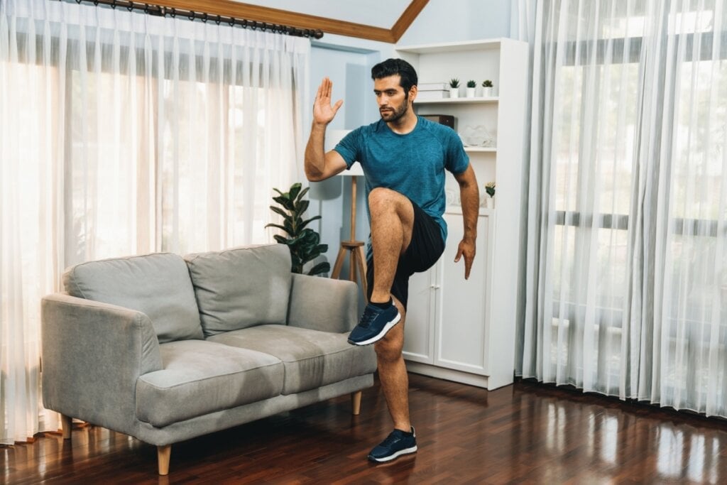 O skipping ajuda a melhorar a coordenação motora (Imagem: Owlie Productions | Shutterstock) 