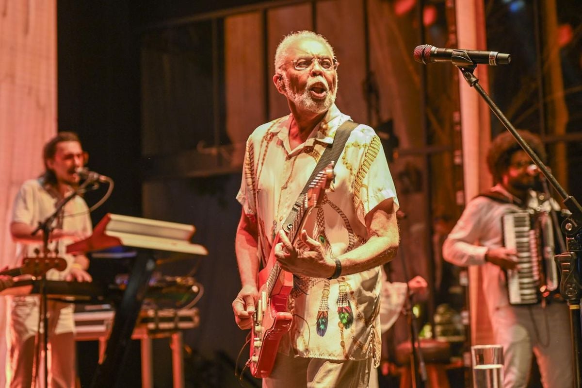 Gilberto Gil se apresenta em festa de 15 anos do Alô Alô Bahia