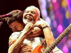 Imagem - Xamã surpreende e sobe no palco para rimar ao lado de Gilberto Gil em festa do Alô Alô Bahia