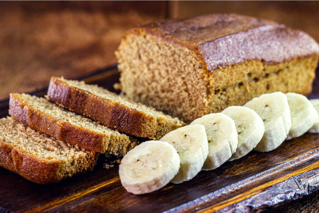 Bolo de banana (Imagem: RHJPhtotos | Shutterstock)