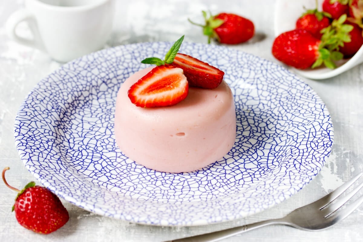 Flan de morango (Imagem: Anastasia_Panait | Shutterstock)