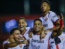 Imagem - Com dois gols de Alerrandro, Vitória vence o Fortaleza no Barradão e garante permanência na Série A