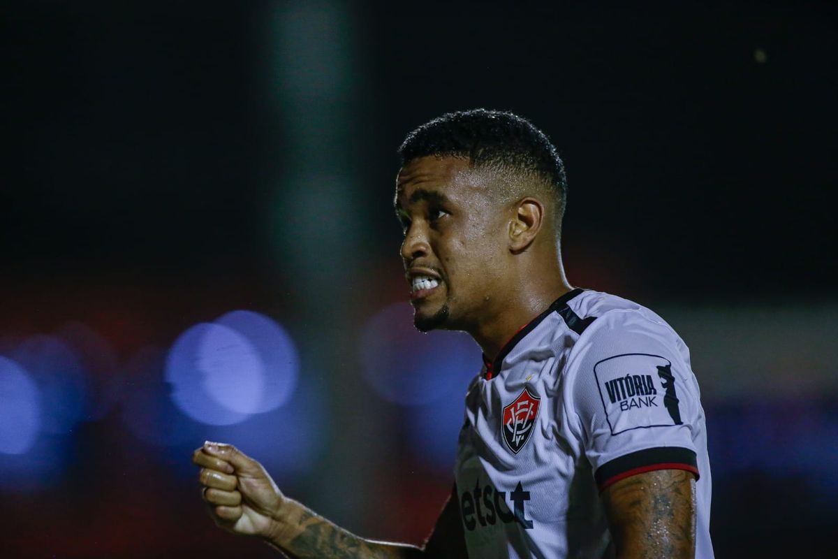 Alerrandro comemora gol contra o Fortaleza, no Barradão 