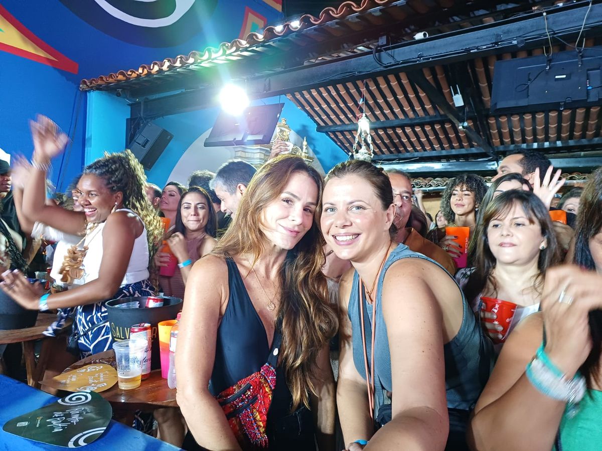 Ana Carolina Medeiros (à direita) com a amiga