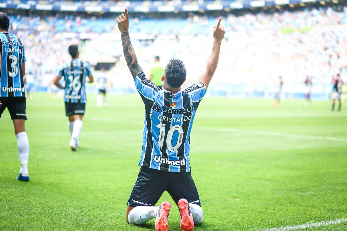 Cristaldo celebra gol na vitória do Grêmio sobre o São Paulo 