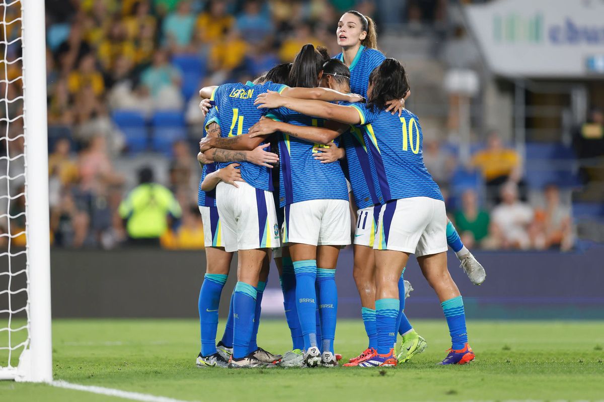 Jogadoras comemoram o segundo gol contra a Austrália