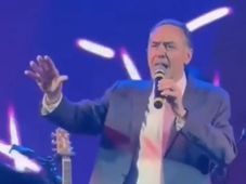 Imagem - Barroso sobe ao palco e canta Martinho da Vila no casamento de Dino