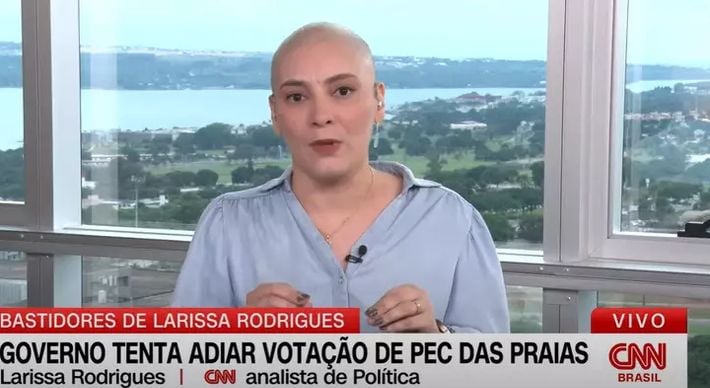 Imagem - Jornalista em tratamento contra câncer surge careca na TV: ‘Não é força, é necessidade’