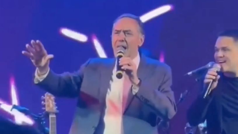 Imagem - Barroso sobe ao palco e canta Martinho da Vila no casamento de Dino