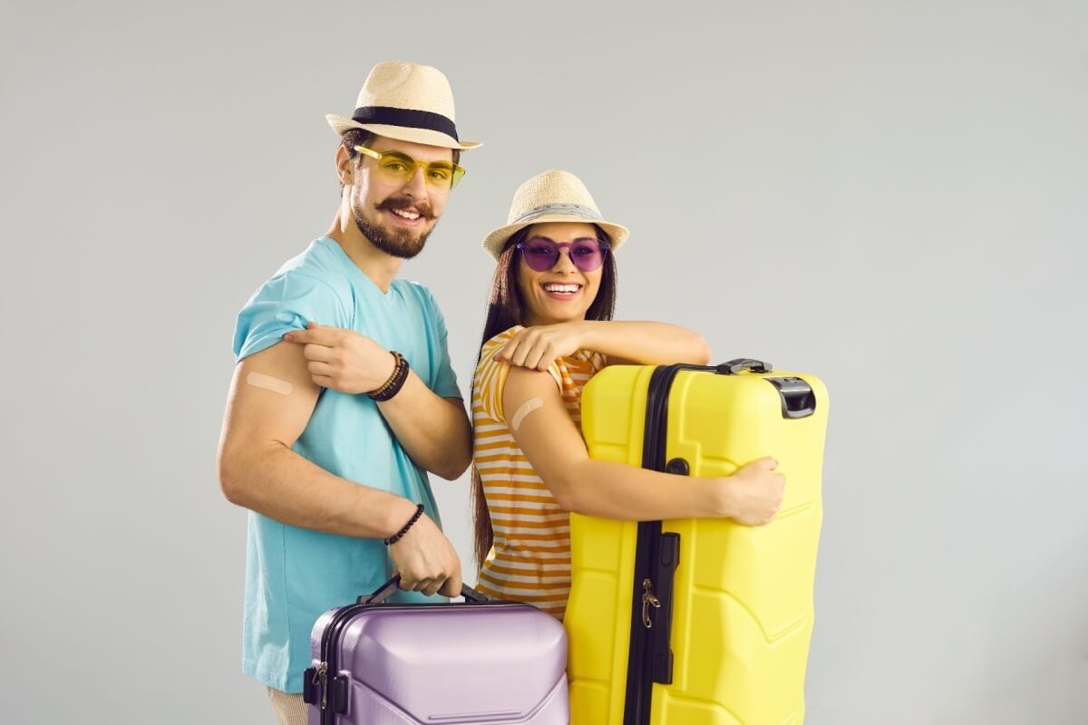 A atualização vacinal protege contra doenças locais e previne possíveis barreiras em viagens (Imagem: Studio Romantic | Shutterstock)