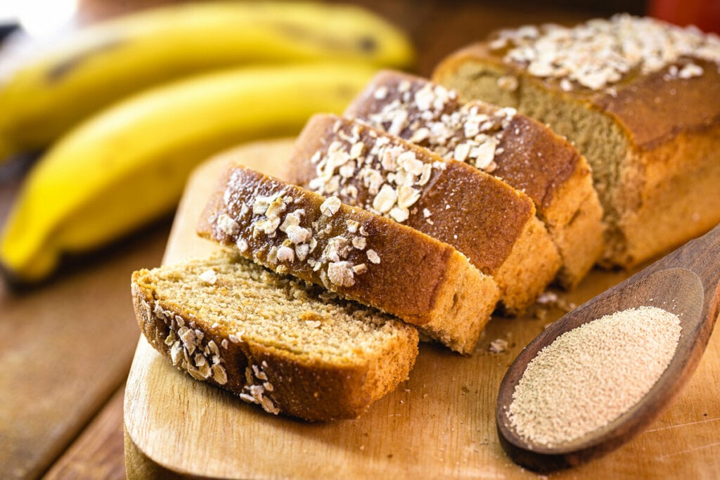 Bolo detox de banana com aveia (Imagem: Vladislav Noseek | Shutterstock)