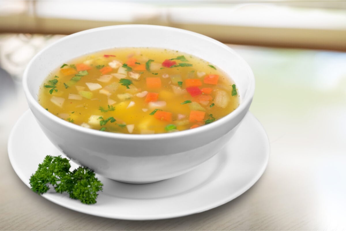 Sopa detox de legumes (Imagem: Billion Photos | Shutterstock)