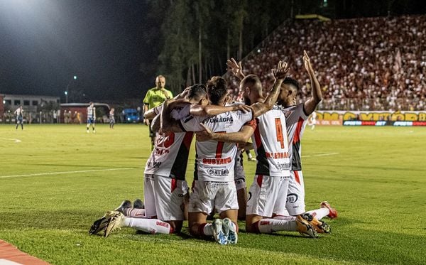 Jogadores do Vitória comemoram gol sobre o Fortaleza