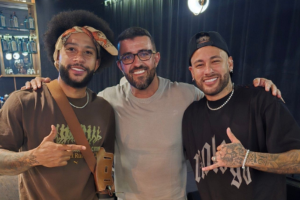 Memphis e Neymar em publicação de Akkari