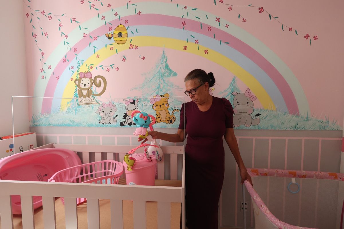 Na casa da família, o quarto da bebê estava pronto para recebê-la