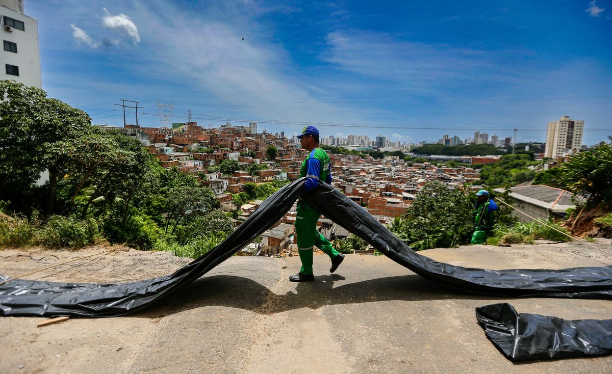 Agentes da Limpurb trabalham na limpeza e contenção da área